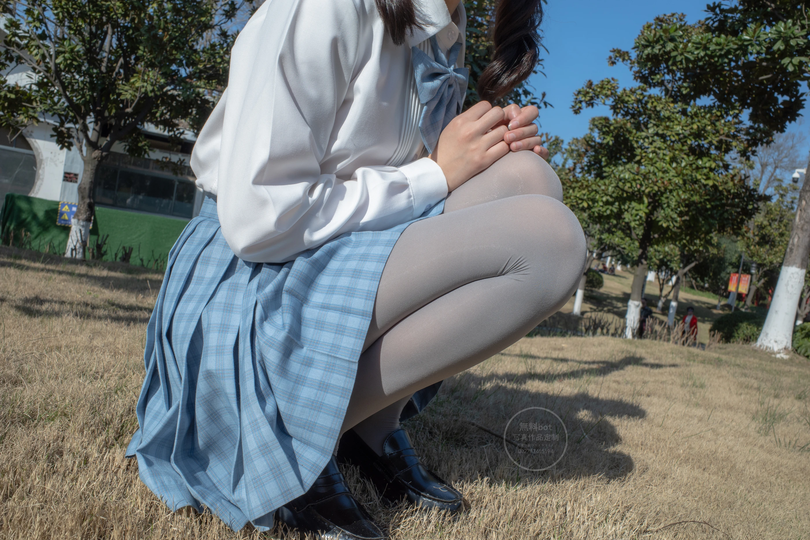 森萝财团 有料 NO.030 小香 户外公园里的JK制服灰丝美腿 [100P]插图2